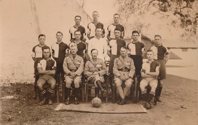 Batalion Football Drużyna Pierwszego Batalionu, Królowe Własne Królewski Pułk West Kent. Poona, autorstwa Unbekannt