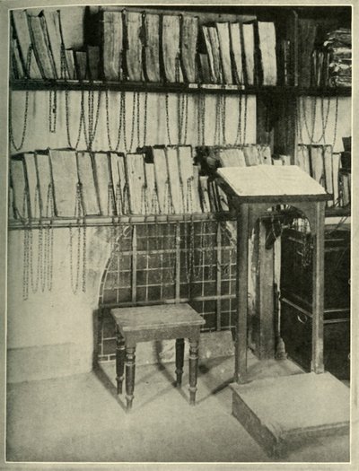 The Chained Library of the Minister Church w Wimborne, w Dorset, c1948. autorstwa Unbekannt
