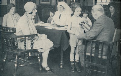 Doktor wsłuchujący się w bicie serca dziecka, ok. 1935 autorstwa Unbekannt
