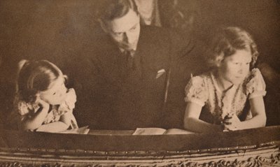 Książę Yorku i księżniczki Elżbieta i Małgorzata podczas pantomimy, 6 lutego 1935. autorstwa Unbekannt