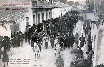 Francuska Legia Cudzoziemska paradująca ulicami Sidi Bel Abbes, Algieria, 1906 autorstwa Unbekannt