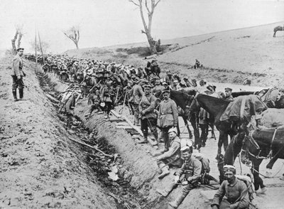 Niemiecki marsz przez Galicję: biwak wojsk przy drodze, 1915 autorstwa Unbekannt