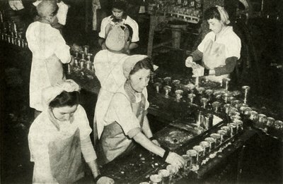 Wielki przemysł łososiowy - indyjskie dziewczęta pracujące w dziale konserw, ok. 1948 r. autorstwa Unbekannt