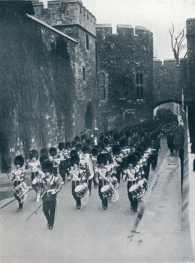 Strażnicy opuszczający Tower of London, c1914 autorstwa Unbekannt