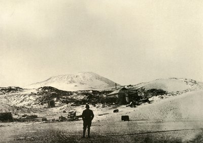 Chata z górą Erebus w tle, jesienią 1908, 1909. autorstwa Unbekannt