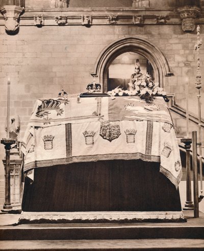 Cesarska Korona, Kula i Berło na trumnie Króla Jerzego w Westminster Hall, 1936 autorstwa Unbekannt