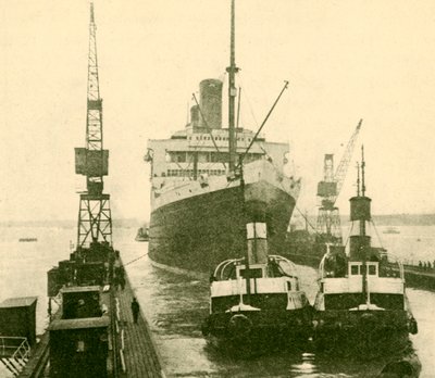 Majestic wchodzący do suchego doku ciągnięty przez holowniki, ok. 1930. autorstwa Unbekannt
