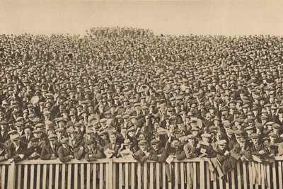 Wielogłowy głos, który ryczy za linią boczną w każdą zimową sobotę, c1935. autorstwa Unbekannt