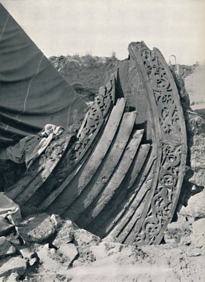 Statek Oseberg w kopcu, przedstawiający rzeźbienie na dziobie i balustradzie, 1935 autorstwa Unbekannt