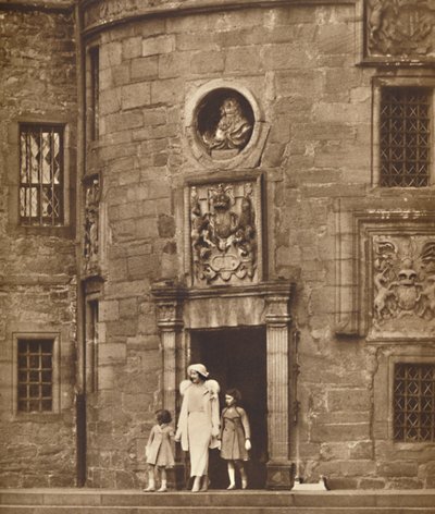 Królowa w swoim starym domu, zamek Glamis, c1936 1937 autorstwa Unbekannt