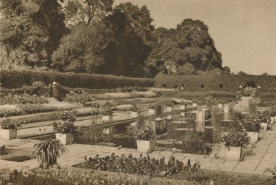 Cisza holenderskiego ogrodu w Pałacu Kensington strzeżonym przez zamknięte bramy, c1935. autorstwa Unbekannt