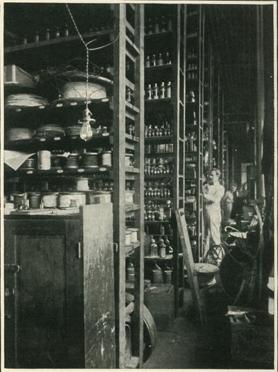 Półki laboratorium Edisons z próbkami każdej znanej substancji, 1902. autorstwa Unbekannt