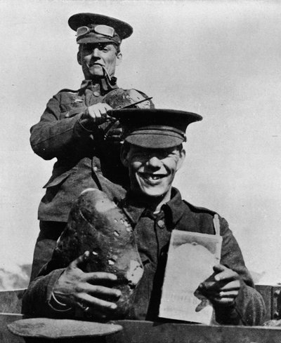 Żołnierz i jego racje żywnościowe: zdjęcie wykonane w jednym z brytyjskich obozów we Francji, 1914 r. autorstwa Unbekannt