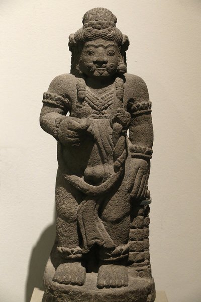 Muzeum Wiktorii i Alberta. Figurka strażnika z epickiego dramatu. Kamień wulkaniczny. Indonezja (Jawa Wschodnia). 1400-1500. Okres Majapahit. Zjednoczone Królestwo autorstwa Unbekannt