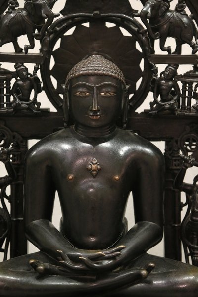 Muzeum Wiktorii i Alberta. Dżina Śantinatha. 1168; płyta tylna około 1300-1500. Stop miedzi z wkładką ze srebra i miedzi. Prawdopodobnie Indie Zachodnie. Zjednoczone Królestwo autorstwa Unbekannt