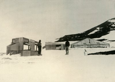 Zimowe kwatery wyprawy odkrywczej w Hut Point, c1908, 1909. autorstwa Unbekannt