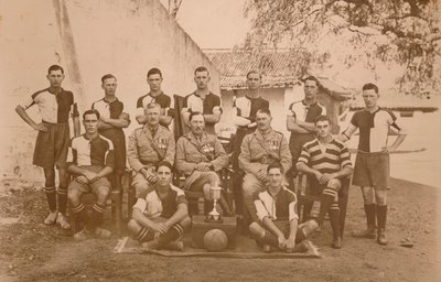 Drużyna piłkarska Młodych Żołnierzy Pierwszego Batalionu, Królewski Pułk West Kent. P autorstwa Unbekannt