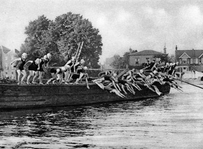 Coroczny wyścig pływacki kobiet Kew to Putney, Londyn, 1926-1927 autorstwa Unbekannt