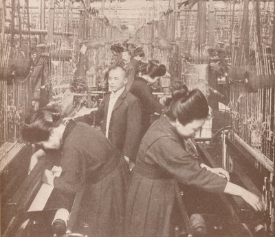 Ruchliwe wnętrze kwitnącej fabryki jedwabiu w Japonii, 1907 autorstwa Unbekannt