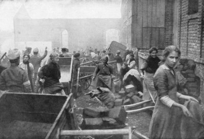 Mieszkańcy Caudry przyjeżdżają po żywność do Armii Brytyjskiej, Francja, 1918 r. autorstwa Unbekannt