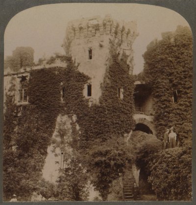 Pokryte bluszczem wieże zamku Raglan, ostatnia twierdza Karola I, Monmouthshire, Anglia, c1 autorstwa Unbekannt