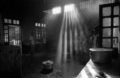 Kuchnia szpitala psychiatrycznego Pabna w Bangladeszu. 1994. Szpital Psychiatryczny w Pabna jest pierwszym tego typu szpitalem w Bangladeszu dla populacji około 130 milionów. Została założona w 1957 r. przez ówczesnego Chirurga Cywilnego Powiatu Pabnego w autorstwa Unbekannt