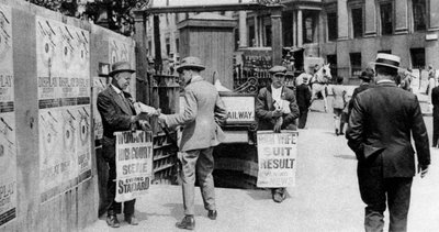 Nagłówki gazet w porze lunchu, Trafalgar Square, Londyn, 1926-1927 autorstwa Unbekannt