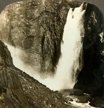 Wrzące wody potężnego Voringfos, jednego z największych wodospadów Norwegii, ok. 1905 r. autorstwa Unbekannt