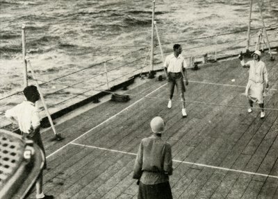 Ich Królewskie Mości w Game of Deck Quoits na pokładzie H.M.S. Rozgłos, 1927, 1937. autorstwa Unbekannt
