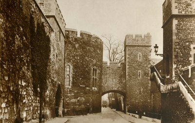 Tower of London... Krwawa Wieża... St. Thomass Tower i Wakefield Tower, c1910. autorstwa Unbekannt