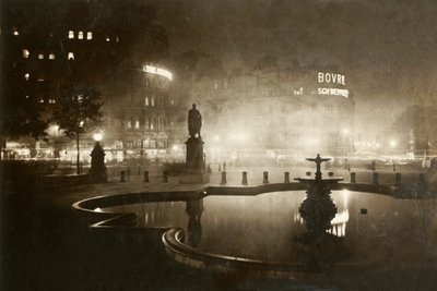 Plac Trafalgarski. Patrząc w kierunku Charing Cross. Londyn nocą, 1928. autorstwa Unbekannt