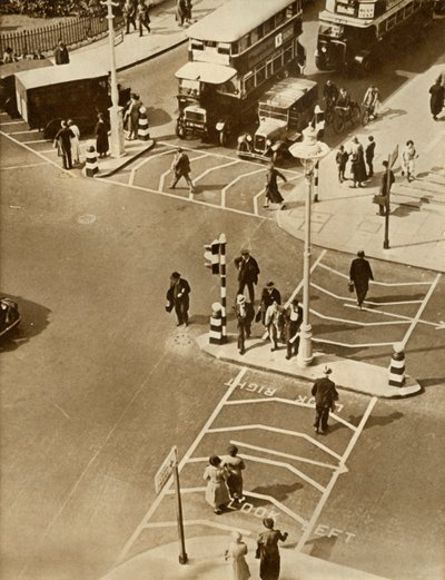 Ruch uliczny i piesi na Trafalgar Square, Londyn, 1935. autorstwa Unbekannt