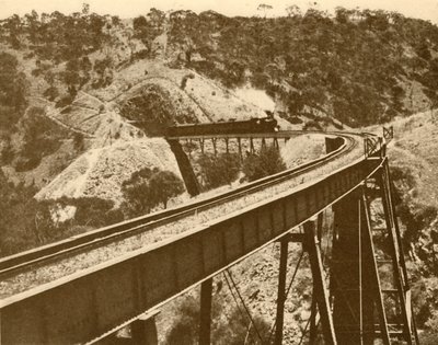 Pociąg przejeżdżający przez wiadukt, Mount Lofty Range, Australia Południowa, 1930. autorstwa Unbekannt
