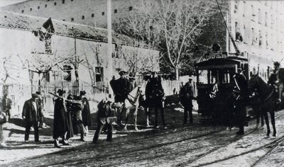 Strajk tramwajowy w Madrycie, oskarżenie straży obywatelskiej o strajkujących, którzy próbują zatrzymać tramwaj, opublikowane w czasopiśmie „Nuevo Mundo”, grudzień 1919 (zdjęcie czarno-białe) autorstwa Unbekannt