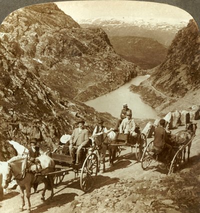 Podróżni na górskiej drodze przez dziki wąwóz Seljestad, Norwegia, c1905. autorstwa Unbekannt