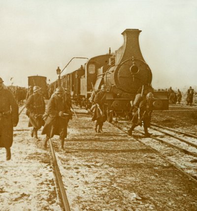 Oddziały wysiadające z pociągu parowego, c1914-c1918 autorstwa Unbekannt