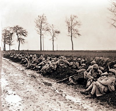 Oddziały odpoczywające przy drodze, północna Francja, c1914-c1918 autorstwa Unbekannt