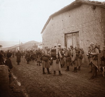 Żołnierze z paczkami na plecach, Somma, północna Francja, c1914-c1918 autorstwa Unbekannt