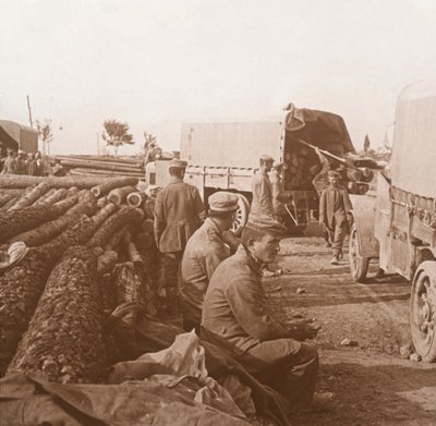 Ciężarówki na Voie Sacrée, Verdun, północna Francja, c1914-c1918. autorstwa Unbekannt