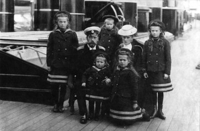 Car Mikołaj II i caryca Aleksandra z Rosji i ich dzieci, 1907. autorstwa Unbekannt