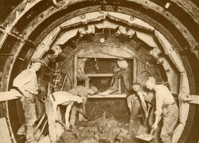 Wykopanie tunelu rurowego za pomocą tarczy wiertniczej z głowicą, c1930. autorstwa Unbekannt