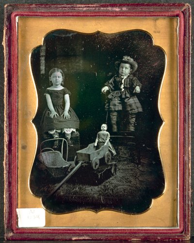 Dwoje dzieci z zabawkami, ok. 1930 1855. autorstwa Unbekannt