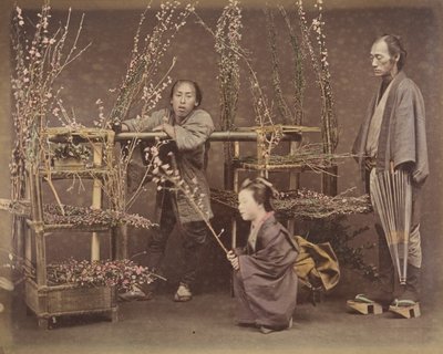 [Dwóch Japończyków i jedna Japonka pozuje z kwitnącymi gałęziami], lata 70. XIX wieku, autorstwa Unbekannt