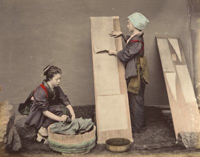 [Dwie Japonki pozujące do prania], lata 70. XIX wieku. autorstwa Unbekannt