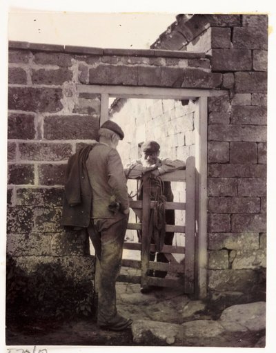 Dwóch mężczyzn rozmawiających przez bramę, ok. 1905 autorstwa Unbekannt