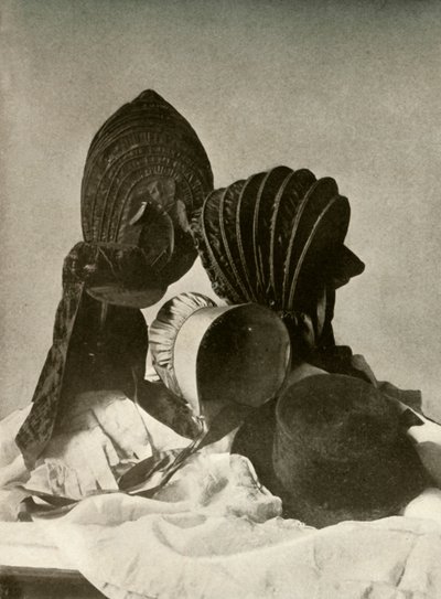 Dwie jedwabne kalasze, szpicruta, kwakierski czepiec, kapelusz, rękawiczki i spódnica, XVIII w., 1937. autorstwa Unbekannt