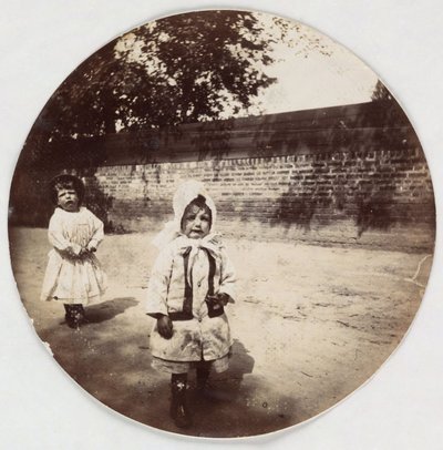 „Dwoje małych dzieci idących wzdłuż ściany”, vers les annees 1890 autorstwa Unbekannt