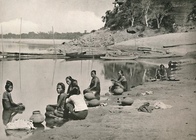 Typowa scena nadrzeczna na wielkich Irrawaddach - Kobiety kąpiące się i czerpiące wodę, 1900. autorstwa Unbekannt