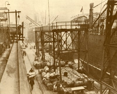 Rozładunek statków spożywczych w Royal Albert Docks, Londyn, ok. 1930. autorstwa Unbekannt