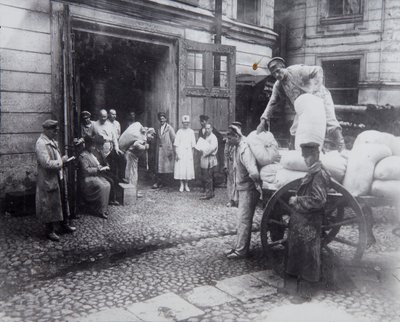 Rozładunek żywności, Dom Naukowców, Piotrogród, Rosja, c1920-c1924 autorstwa Unbekannt